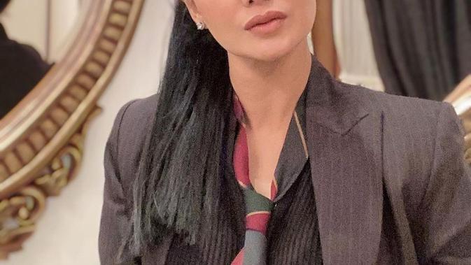 Yuni Shara Tampilkan Bentuk Tubuh Ideal Saat Berolahraga Sampai Berkeringat - ShowBiz Liputan6.com