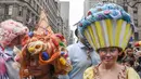 Dua peserta mengenakan kostum berbentuk kue saat mengikuti parade Paskah tahunan di sepanjang 5th Ave di New York City (4/1). Acara parade Paskah ini diramaikan ribuan orang setiap tahunnya. (Stephanie Keith / Getty Images / AFP)