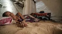 Salah satu tradisi warga Desa Legung, Madura adalah tidur diatas pasir. (Sumber foto: @rizalkris/Instagram)