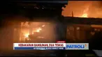 Warga dibantu petugas membersihkan puing dan mencari harta yang tersisa usai kebakaran di Pasar Kambing, Tanah Abang.