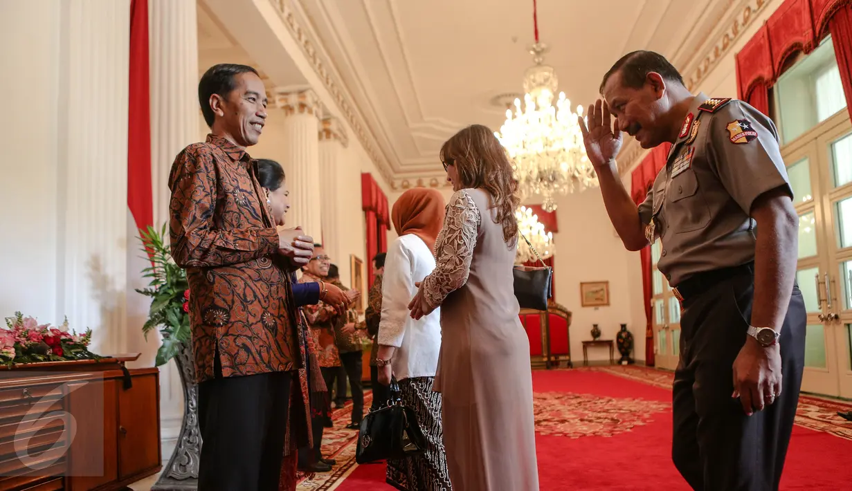 Presiden Jokowi (kiri) menerima Kapolri Jenderal Pol. Badrodin Haiti (kanan) saat halal bihalal di Istana Negara, Jakarta, Rabu (22/7). Acara tersebut dihadiri sejumlah menteri kabinet kerja dan pimpinan lembaga negara. (Liputan6.com/Faizal Fanani)