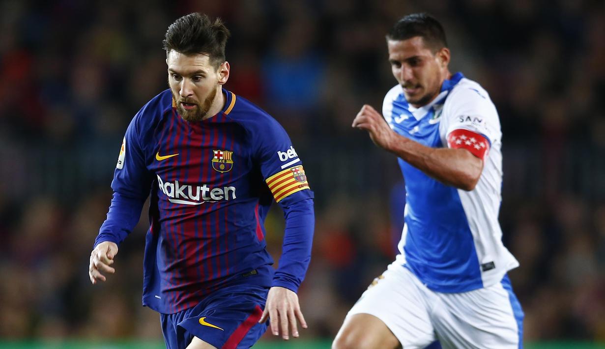 Striker Barcelona, Lionel Messi, adu lari dengan pemain Leganes, Unai Bustinza, pada laga La Liga di Stadion Camp Nou, Sabtu (7/4/2018). Barcelona menang 3-1 atas Leganes. (AP/Manu Fernandez)