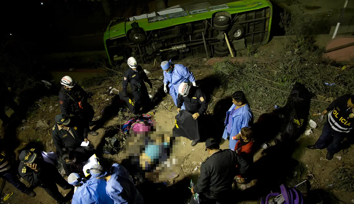 Petugas penyelamat  saat mengevakuasi korban kecelakaan bus di Lima, Peru, (9/10). Pejabat Peru mengatakan sebuah bus wisata bersusun tidak terkendali dan berguling di jalan sempit di perbukitan. (AP Photo / Rodrigo Abd)
