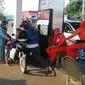 Bocah di Cirebon ketagihan aroma BBM (Liputan6.com / Panji Prayitno)