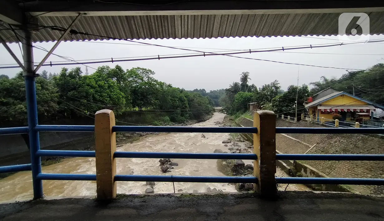 Kondisi Sungai Ciliwung di Bendung Katulampa, Bogor, Jawa Barat, Senin (10/10/2022). Setelah sebelumnya tinggi muka air (TMA) mencapai 220 Cm dengan status Siaga 1, pada pukul 13.23 WIB Bendung Katulampa terpantau kembali pada status normal. (Liputan.com/Magang/Aida Nuralifa)