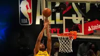 Giannis Antetokounmpo Melakukan Slam Dunk di NBA All-Star 2021 (AFP/TIMOTHY A. CLARY)