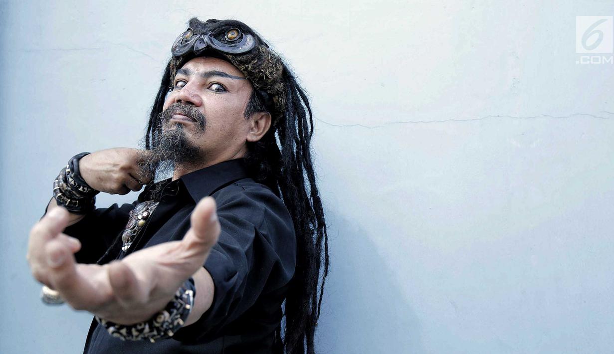 Mentalis Limbad berpose saat menghadiri acara di kawasan Tendean, Jakarta, Kamis (2/8). Limbad mengingatkan kepada masyarakat yang akan melakukan keke challenge untuk mencari tempat aman dan tidak di jalan raya. (Liputan6.com/Faizal Fanani)