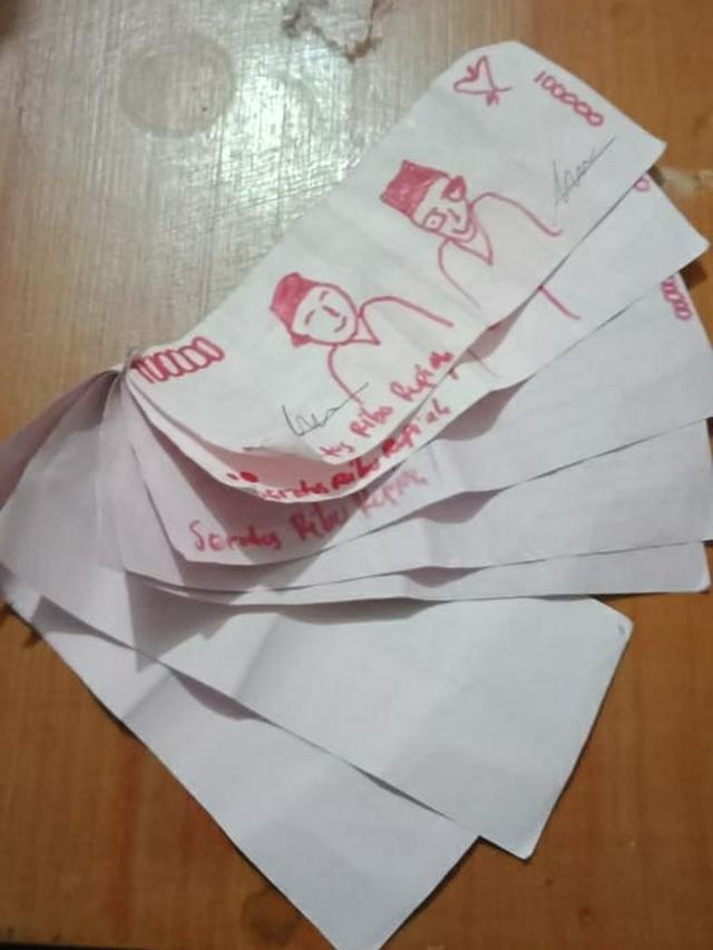 Bernasib Apes, Pria Ini Jual Handphone yang Dibayar Pakai Uang Mainan