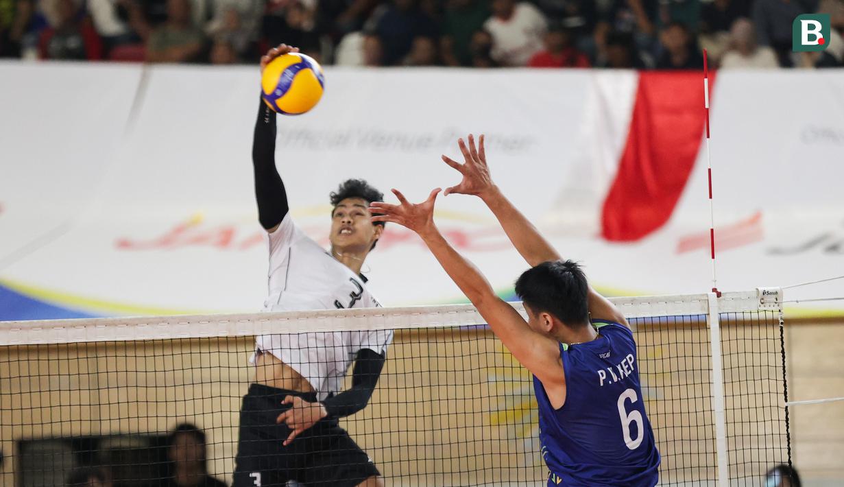 Boy Arnez melakukan spike ke arah pemain Vietnam di laga lanjutan leg 2 SEA V League 2025 di Jakarta International Velodrome, Jakarta, Indonesia, Kamis (17/07/2025) malam WIB.