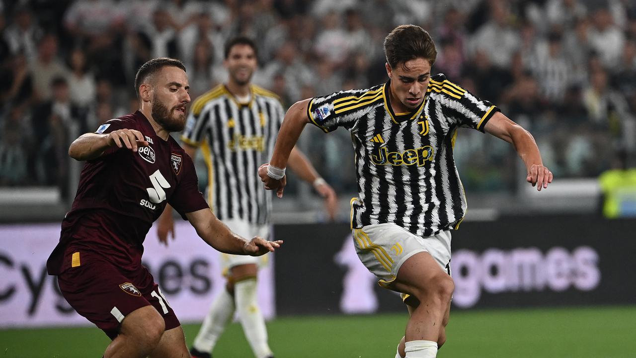 Dean Huijsen (Kanan)