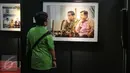 Pengunjung mengamati karya foto yang dipajang pada pameran foto jurnalistik Setahun Kerja Jokowi-JK di Museum Bank Mandiri, Jakarta, Jumat (18/12). Pameran itu mengangkat berbagai kegiatan Kabinet Kerja selama setahun. (Liputan6.com/Faizal Fanani)