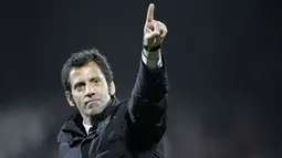 SL Benfica&#039;s coach Spanish Quique Sanchez Flores reacts at the end of their Portuguese First league football match against Naval at the Bento Pessoa Stadium in Figueira da Foz, on March 8, 2009. AFP PHOTO / MIGUEL RIOPA