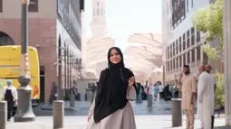 Michelle mebginjakkan kaki di Madinah terlebih dahulu sebelum berangkat ke Makkah untuk umrah.&nbsp;(Foto: Instagram/ michelleziu)
