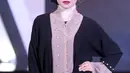 Model membawakan busana pada acara Palembang Fashion Week (PFW) 2019 di Palembang Icon, Sumsel, Minggu (10/3). Pagelaran PFW yang digelar ke enam kalinya memiliki dampak pada pertumbuhan pengunjung dan penjualan yang meningkat. (Liputan6.com/Fery Pradolo)