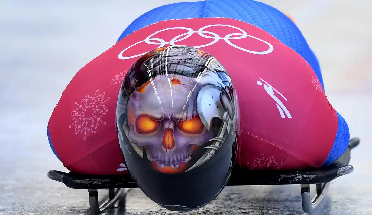 Joseph Luke Cecchini dari Italia memulai sesi latihan pada Olimpiade Musim Dingin Pyeongchang 2018 di Olympic Sliding Center di Pyeongchang, Korsel (21/2). Cecchini memakai helm dengan design tengkorak. (AFP Photo/Mark Ralston)