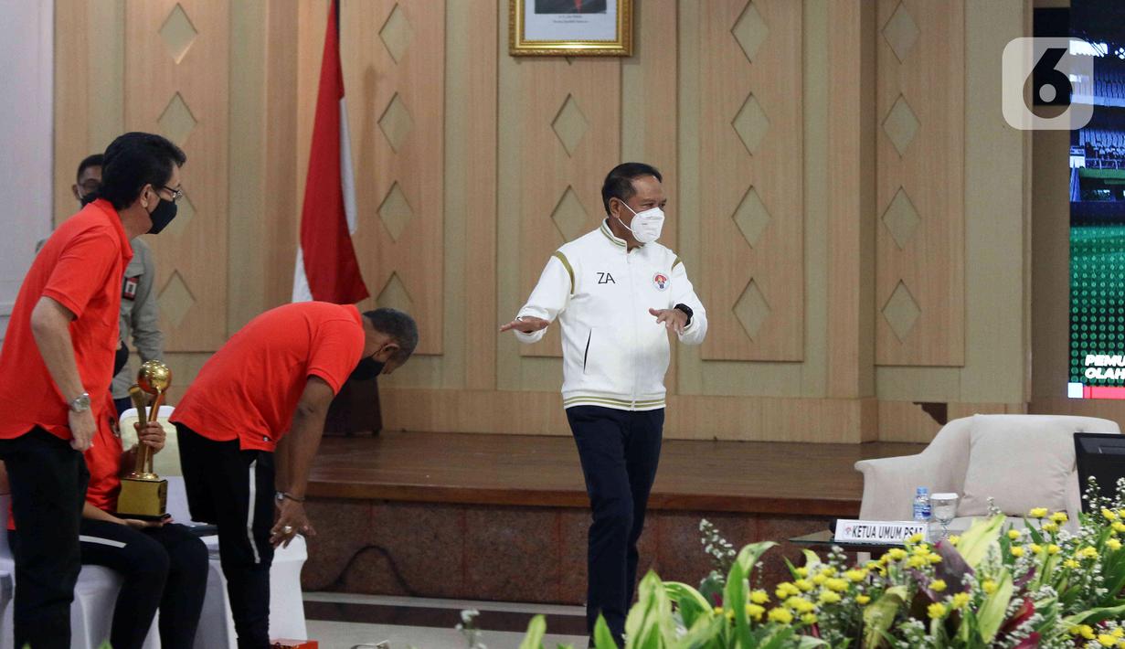 Menpora Zainudin Amali (kanan) menghadiri pertemuan dengan pemain Timnas Sepak Bola Amputasi Indonesia di Gedung Kemenpora, Jakarta, Kamis (17/3/2022). Pemerintah akan menyiapkan fasilitas pemusatan latihan jelang Piala Dunia Amputasi 2022.(Liputan6.com/Herman Zakharia)