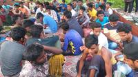 Imigran Rohingya di tenda darurat yang ad di dalam area kebun kelapa setelah dipindahkan dari tenda sementara (Liputan6.com/Ist)