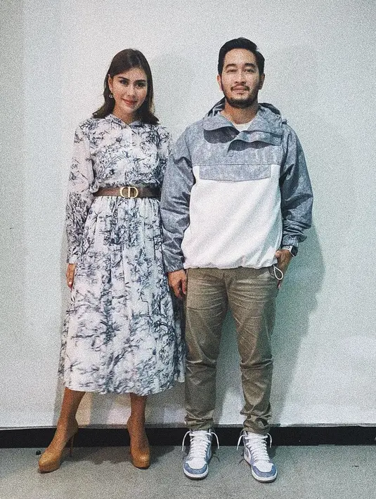 <p>Tampil serasi dengan gaya fenimin vs sporty (Foto: Instagram @ritchieismail)</p>