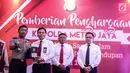 Kapolda Metro Jaya Irjen Idham Aziz memberikan penghargaan kepada anggota berprestasi yang mengungkap penyelundupan 1 ton sabu sindikat internasional di Balai Polda Metro Jaya, Jakarta, Selasa (8/8). (Liputan6.com/Faizal Fanani)