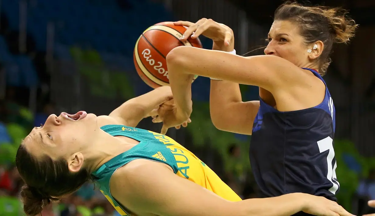 Pebasket Australia Marianna Tolo terkena sikut Helena Ciak dari Perancis saat laga di Olimpiade Rio 2016 pada 9 Agustus 2016. (REUTERS/ Shannon Stapleton)