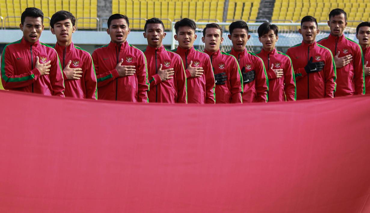 Para pemain Timnas Indonesia U-19 menyanyikan lagu Indonesia Raya sebelum melawan Brunei U-19 pada laga kualifikasi Piala Asia U-19 di Stadion Puju Public, Gyeonggi, Selasa (31/10/2017). Timnas U-19 menang 5-0 atas Brunei. (Bola.com/Media PSSI)