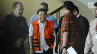 Tersangka dugaan korupsi pengadaan e-KTP, Setya Novanto (kedua kiri) di gedung KPK, Jakarta, Rabu (6/12). KPK menyatakan, berkas perkara SN lengkap dan segera dilakukan pelimpahan dari penyidikan ke penuntutan. (Liputan6.com/Helmi Fithriansyah)