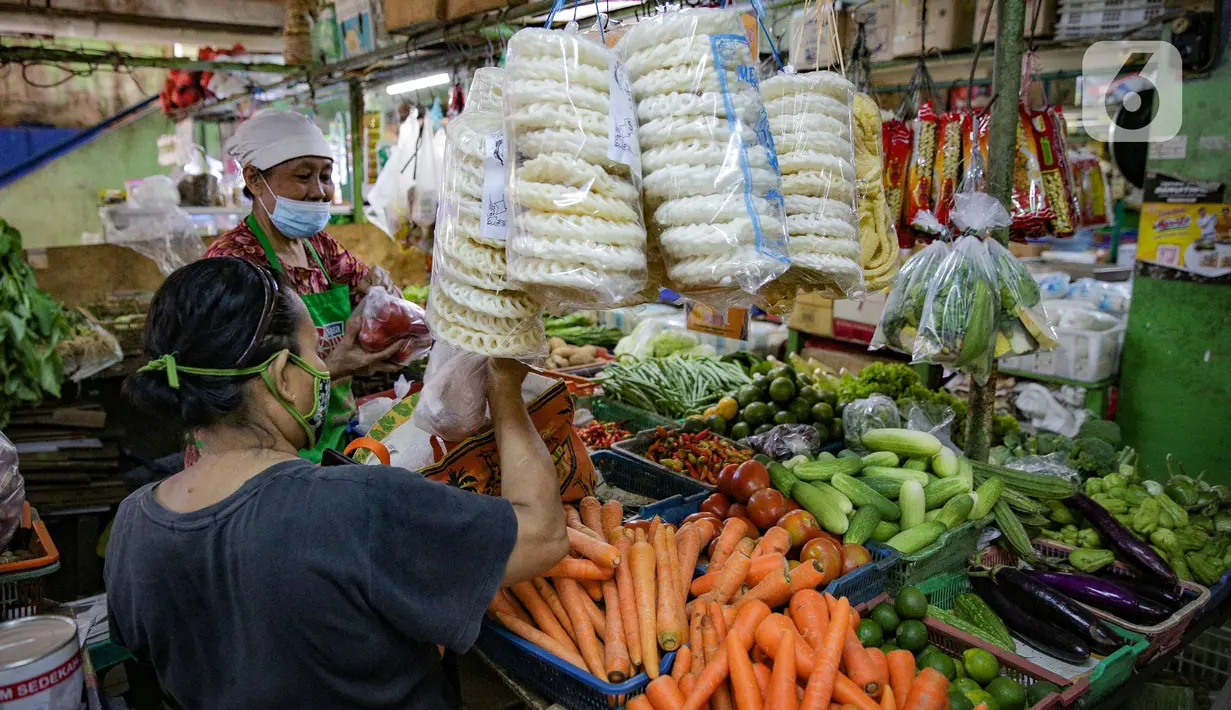 Pedagang sayuran melayani pembeli di kiosnya di Pasar Mede, Jakarta, Rabu (15/12/2021). Harga pangan yang naik antara lain semua jenis cabe, bawang-bawangan serta minyak goreng. (Liputan6.com/Faizal Fanani)