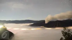 Pemandangan Gunung Bromo saat menjelang pagi hari di lereng seruni, Kabupaten Probolinggo, Minggu, (3/4 /2016). Terjadinya erupsi lava di gunung Bromo yang masih terjadi menambah eksotik keindahan gunung ini. (Gholib)
