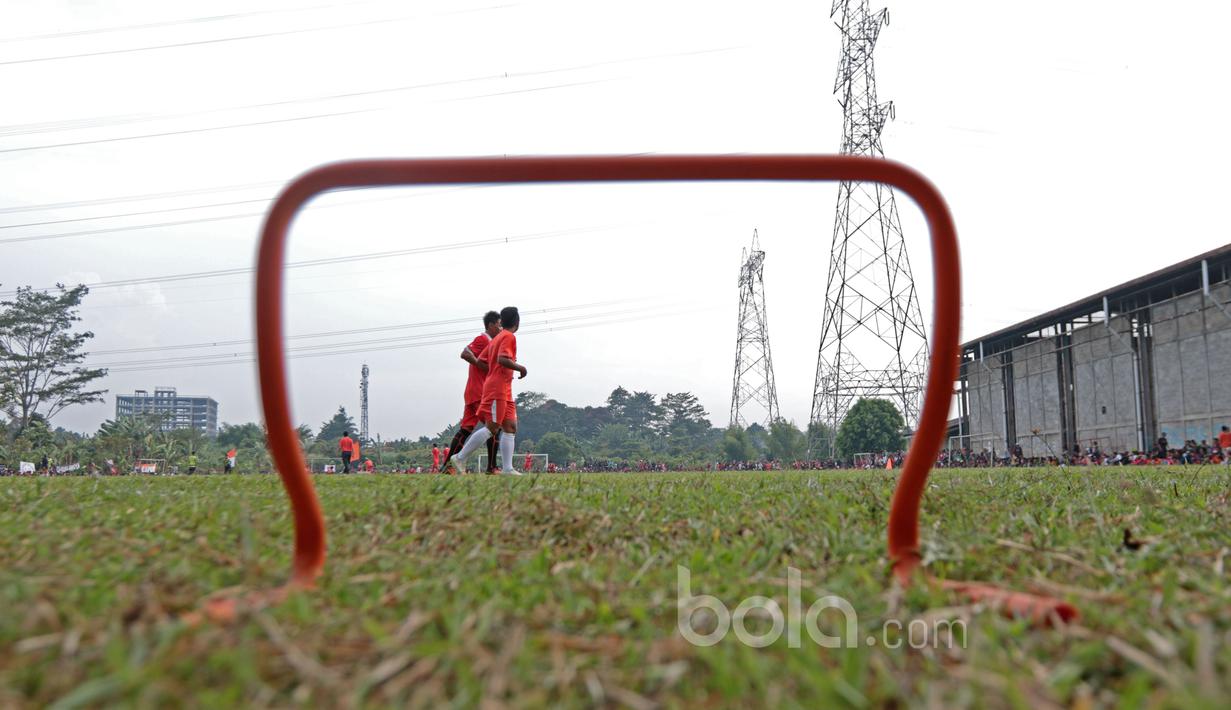 Dua pemain Persija Jakarta melakukan latihan ringan saat sesi latihan di Lapangan POR Sawangan, Sabtu (21/1/2017). (Bola.com/Nicklas Hanoatubun)