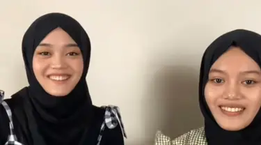 Inilah potret kebersamaan Putri Delina dan kembarannya yang bikin netizen takjub. Melihat fotonya, tak sedikit para penggemar Putri Delina yang bingung membedakan mana Putri Delina asli dan dan kembarannya. (Liputan6.com/TikTok/@putridelina)