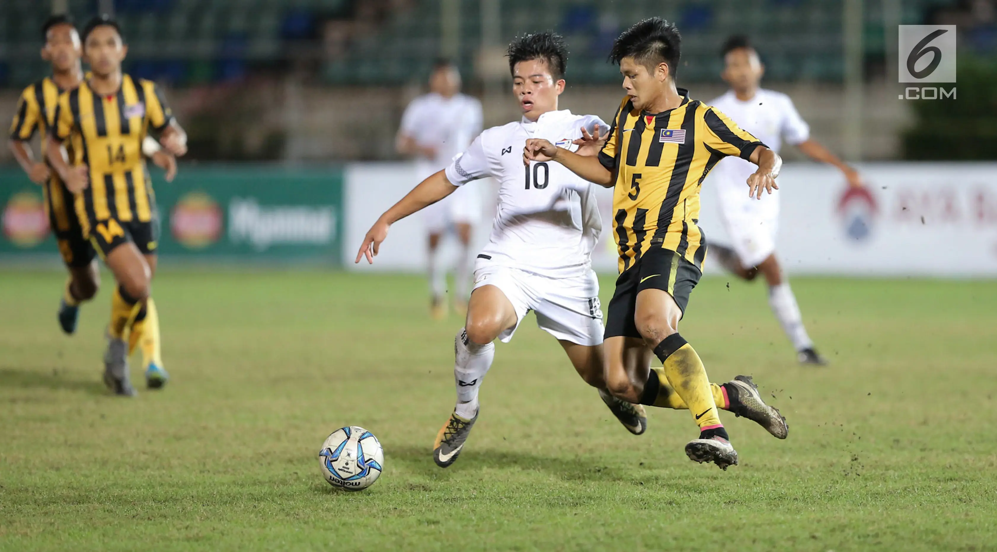 Thailand dan Malaysia bertarung pada final Piala AFF U-18 2017. (Liputan6.com/Yoppy Renato)