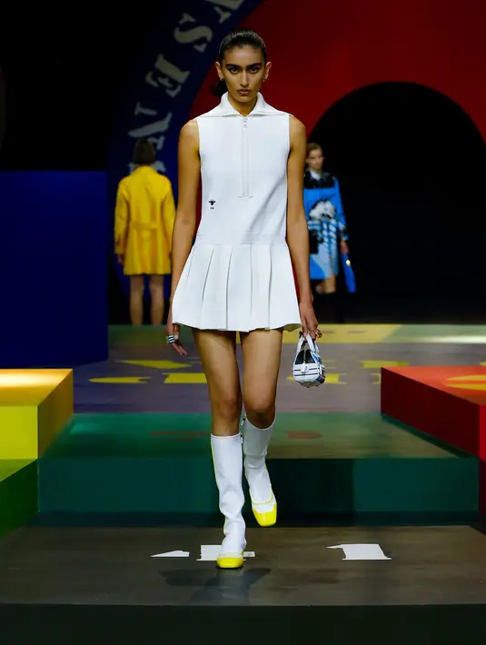 Koleksi yang dijuluki sebagai ‘Slim Look’ itu merefleksikan semangat era 60-an yang bebas lewat tampilan minimalis penuh warna serta potongan hemline pendek seperti rok dan mini dress. (Dior).