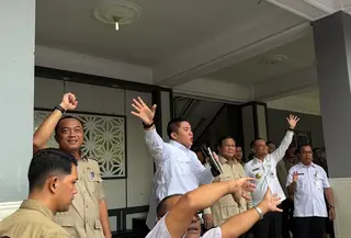 Seskab Teddy pimpin pelajar SMA N 1 Cilacap nyanyi lagu nasional di depan Presiden Prabowo. (Biro Pers Istana)