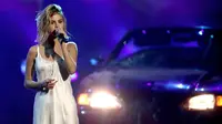Selena Gomez menyanyikan lagu "Wolves" di panggung American Music Awards 2017, Los Angeles, Minggu (19/11). Sayangnya, persiapan apik dan penampilan dramatis Selena tak sepenuhnya mendapat respons positif. (Matt Sayles/Invision/AP)