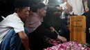 Beberapa diantaranya bahkan ikut mengantarkan almarhumah sampai ke tempat peristirahat terakhirnya. (KapanLagi.com/Budy Santoso)