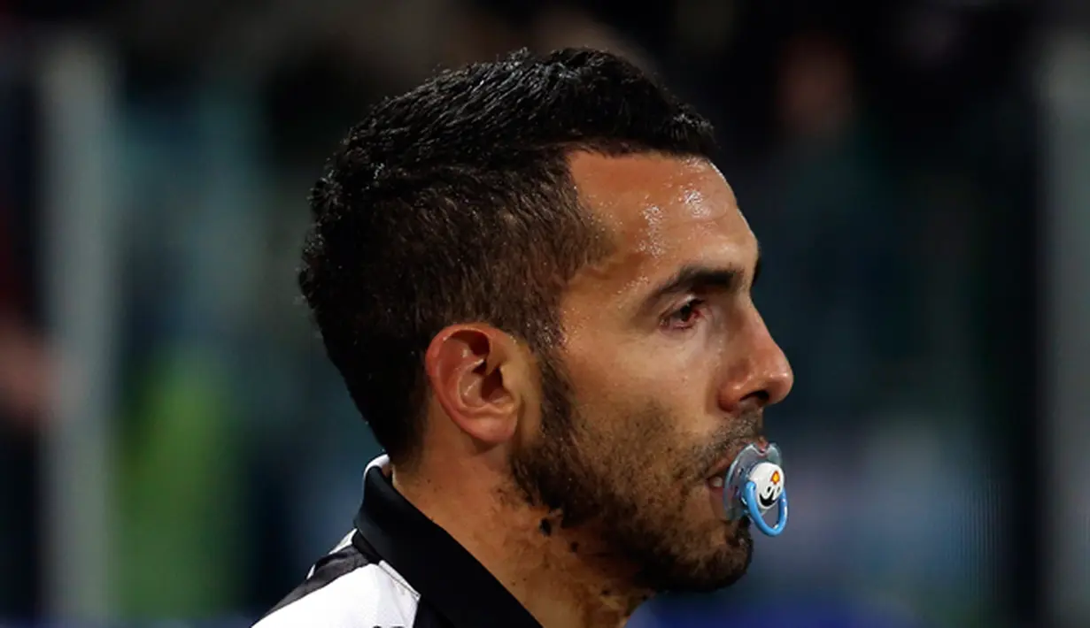 Penyerang Juventus, Carlos Tevez mengisap dot usai mencetak gol saat laga melawan Borussia Dortmund di 16 besar Liga Champions (leg 1) di Stadion Juventus, Turin, Italia, (24/2/2015). (REUTERS/Alessandro Bianchi)