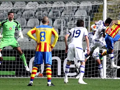Edouardo Vargas menyundul bola untuk mencetak gol pada putaran leg pertama 32 besar Liga Eropa antara Dynamo Kyiv vs Valencia  di Nicosia, Siprus pada 21 Februari 2014 (AFP/Sakis Savides).
