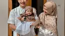 Moana, Putri Ria Ricis, tampil menggemaskan kenakan hijab instan. Dipadukan dress putih satin dan sepatu jelly cokelat [riaricis1795]