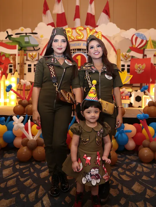Hari lahir Arsya yang bertepatan dengan Hari Sumpah Pemuda tahun lalu, maka di ultah pertamanya ini berkonsep Sumpah Pemuda. Nuansa merah-putih hadir di dalamnya, serta kostum tentara. (Adrian Putra/Bintang.com)