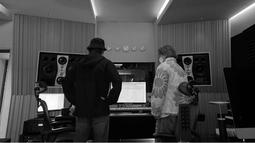 Seolah semakin menegaskan kabar perilisan album barunya, Taeyang Big Bang juga mengunggah momen saat ia berada di studio musik The Black Label. Tak hanya itu saja, foto yang diunggahnya pun makin curi perhatian karena memperlihatkan seorang pria yang diduga ialah Jimin BTS. (Liputan6.com/IG/@__youngbae__)
