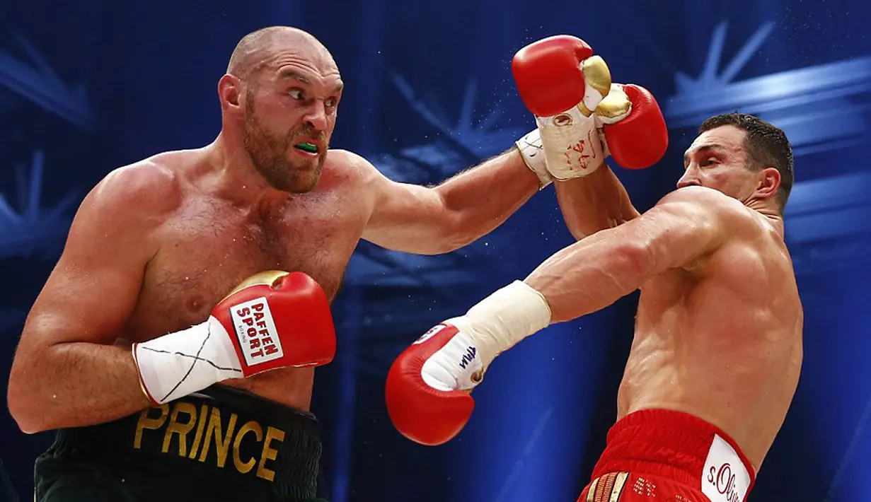 Pertandingan tinju antara Wladimir Klitschko melawan Tyson Fury, Dusseldorf, Minggu (29/11/2015). Fury pun menyudahi dominasi Klitschko yang dalam sembilan tahun terakhir menjadi penguasa tinju kelas berat.. (Dailymail.co.uk)