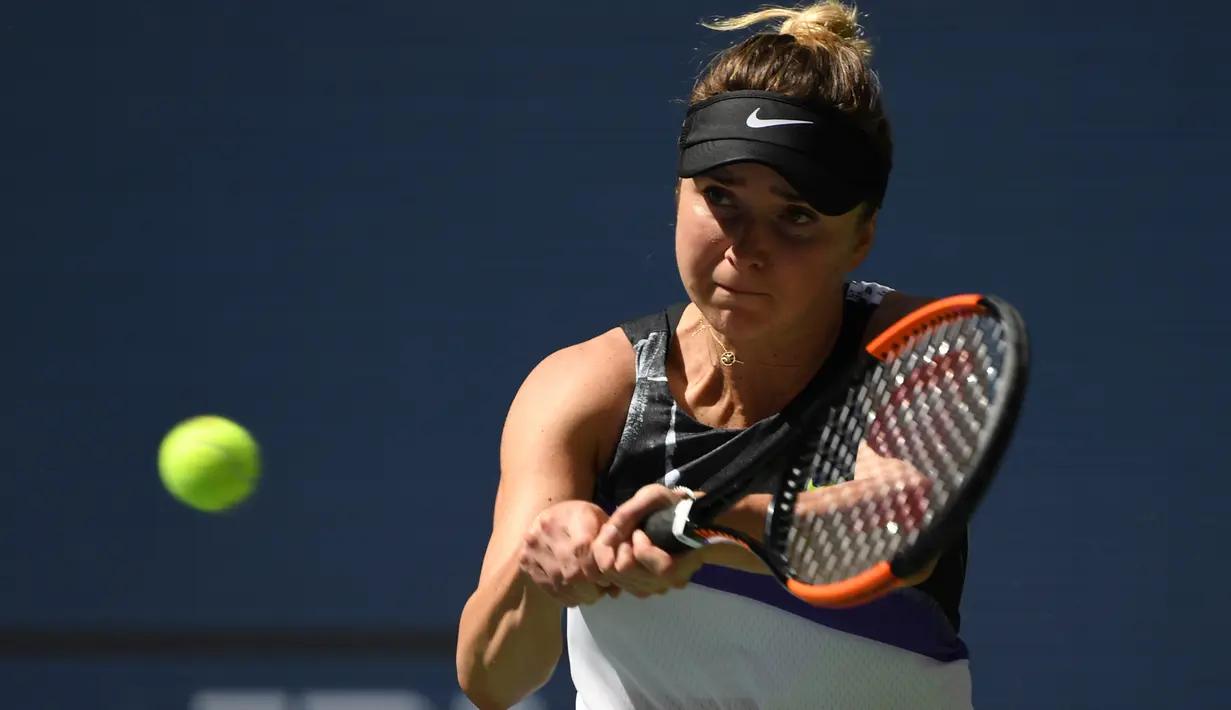 Petenis Ukraina, Elina Svitolina mengembalikan bola ke arah petenis Inggris, Johanna Konta pada perempat final AS Terbuka 2019 di Arthur Ashe Stadium, Selasa (3/9/2019). Elina Svitolina menjadi petenis perempuan Ukraina pertama yang melaju ke semifinal AS Terbuka. (AP/Frank Franklin II)
