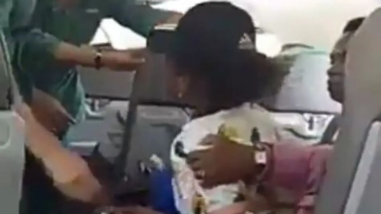 [Bintang] Pesawat Sudah Terbang, Cewek Ini Nangis Ketakutan dan Minta Turun