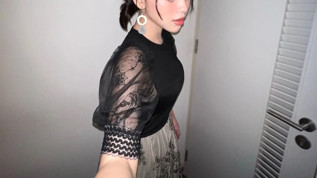 Potret Anneth Delliecia pacar Betrand Peto Putra Onsu dalam balutan outfit hitam (Foto: Instagram anneth.dlc)