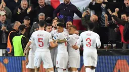 Para pemain Inggris merayakan gol yang dicetak Harry Kane ke gawang Ceko pada laga Kualifikasi Piala Eropa 2020 di Stadion Sinobo Arena, Prague, Sabtu (11/10). Ceko menang 2-1 atas Inggris. (AFP/Joe Klamar)