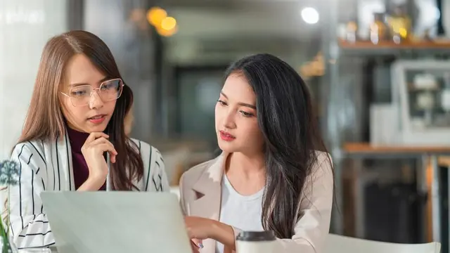 Dua orang perempuan sedang berdiskusi (Foto Dok: Freepik/ Lifestylememory)