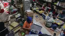 Memasuki akhir Ramadan dan menjelang perayaan Idul Fitri, permintaan berbagai jenis kue kering hasil produksi Kampung Nastar di Gang Subur Larangan Utara Kecamatan Larangan Kota Tangerang, Banten mengalami lonjakan pesanan. Tampak dalam foto, pekerja memproduksi berbagai jenis kue kering di Botisha Cookes Kampung Nastar, Larangan, Tangerang, Banten, Kamis 12 Maret 2026. (merdeka.com/Arie Basuki)