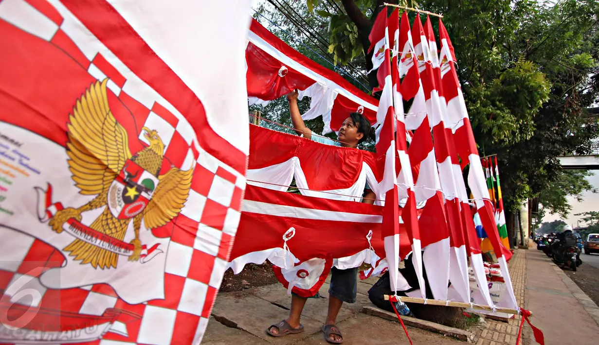Pedagang menjajakan bendera dan umbul-umbul yang dijual di kawasan Tanjung Barat, Jakarta, Senin (1/8). Bendera dan umbul-umbul tersebut dijual mulai dari Rp.20 ribu hingga Rp.250 ribu, tergantung ukuran. (Liputan6.com/Immanuel Antonius)