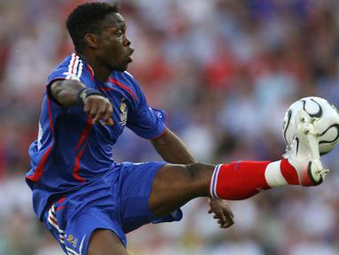 Louis Saha di Piala Dunia 2006. Eks striker Prancis yang telah pensiun pada Agustus 2013 bersama Lazio ini masuk dalam skuad Prancis di Piala Dunia 2006 Jerman saat berseragam Manchester United yang menjadi Piala Dunia pertama dan terakhirnya. Prancis pun sukses melangkah hingga partai final sebelum akhirnya tumbang oleh Italia lewat adu penalti. Louis Saha yang berstatus pemain pelapis hanya bermain dalam 3 laga dari total 7 laga Les Bleus. Ia absen termasuk saat laga final akibat akumulasi dua kartu kuning. (AFP/John MacDougall)