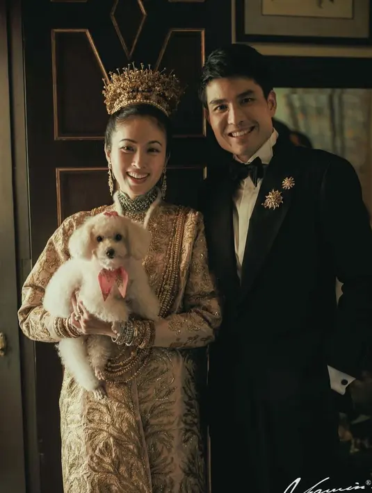 Gaun yang meneyerupai jubah tersebut dibuat dari sutra Prancis dengan hiasan bulu kelinci. [@niyadarweddinganswer]